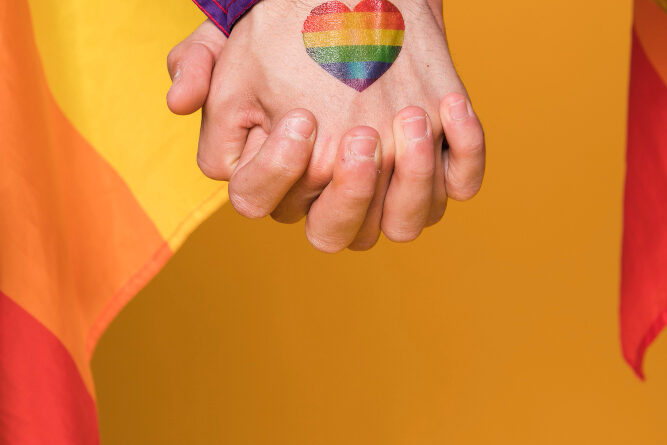 A imagem representa: e se eu estiver mentindo para mim mesmo sobre ser gay?